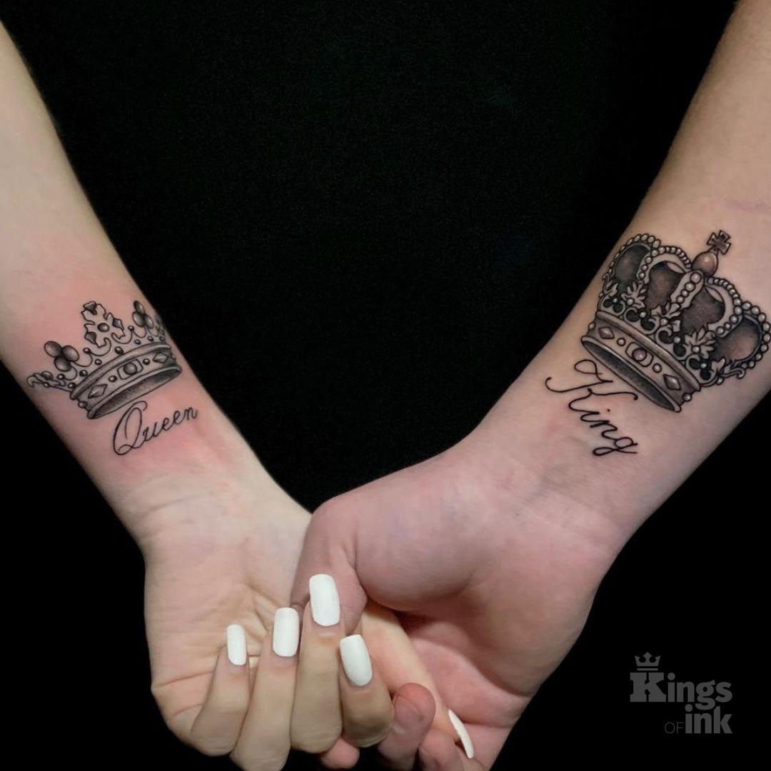 Podpisane korony króla i królowej.