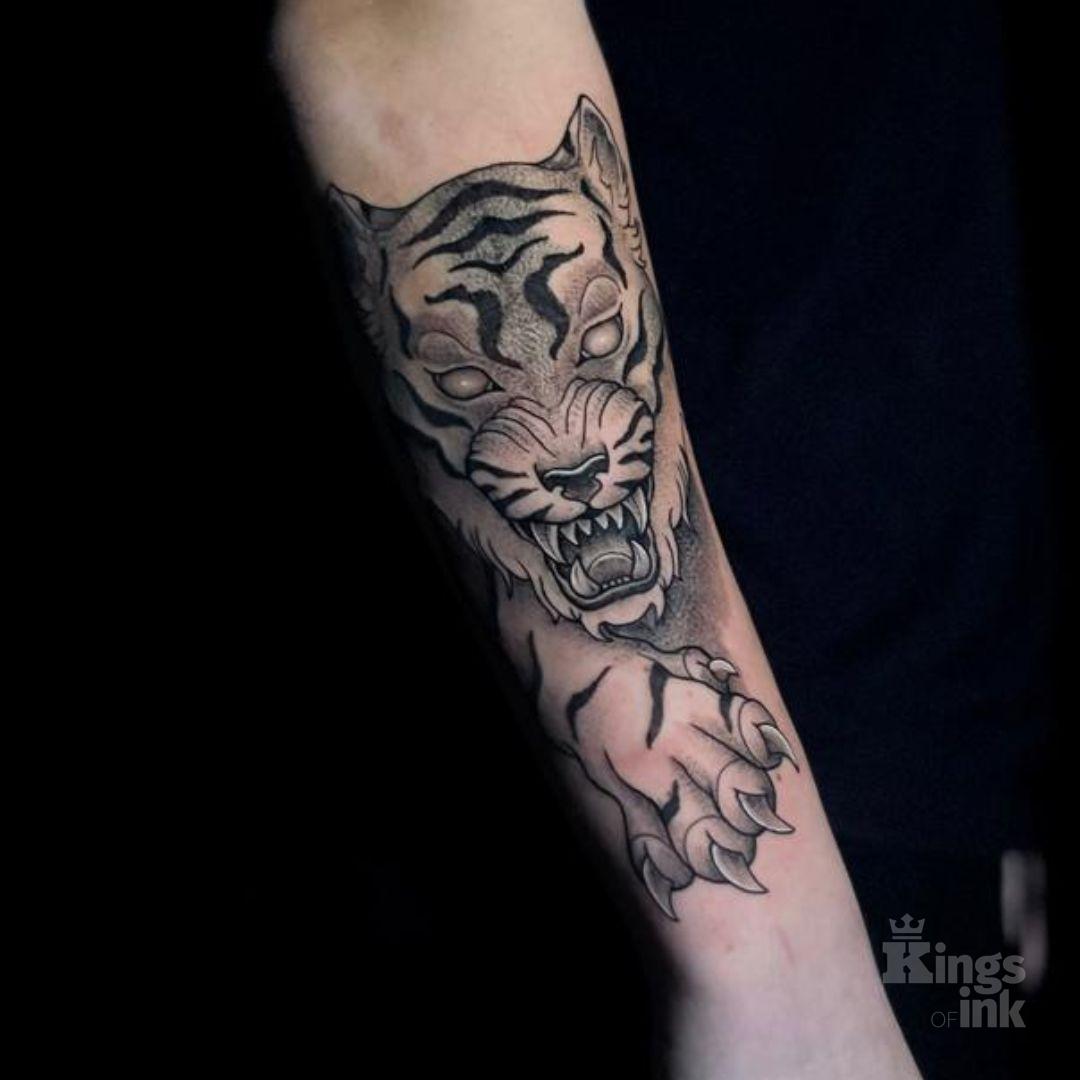 Dziki kot z wystawionymi pazurami.