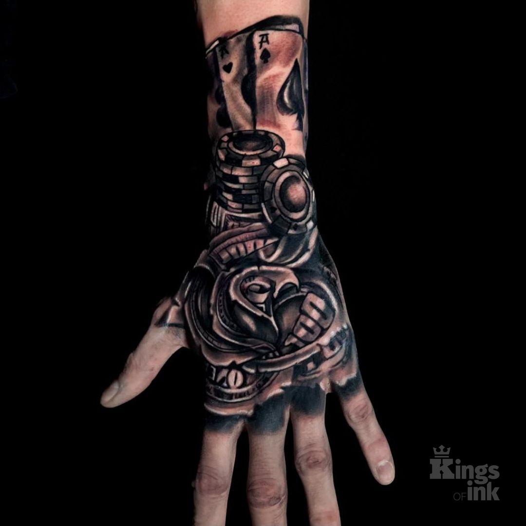 Stół do grania w ruletkę z żetonami i kartami.