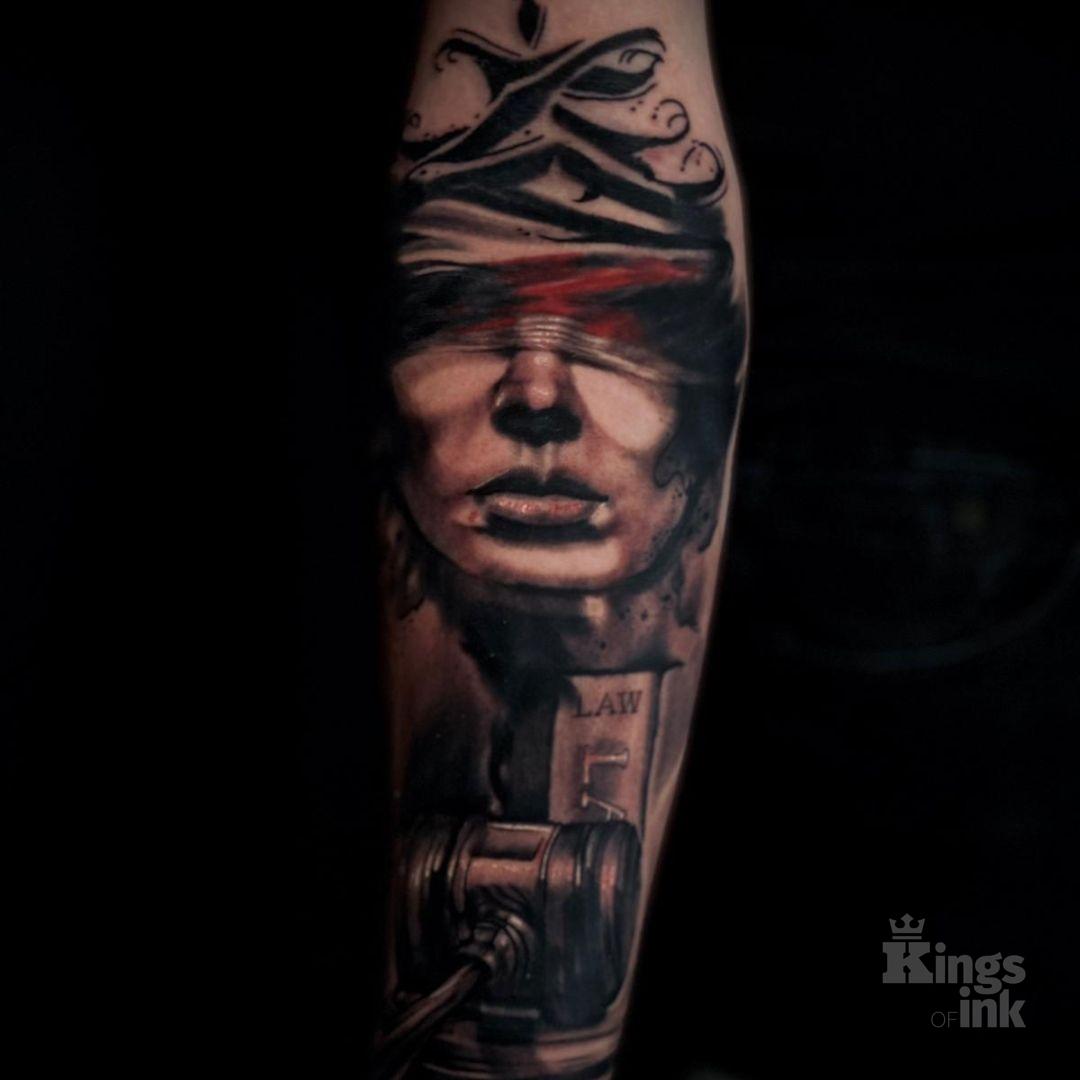 Twarz kobiety nad młotkiem i książce o prawie.