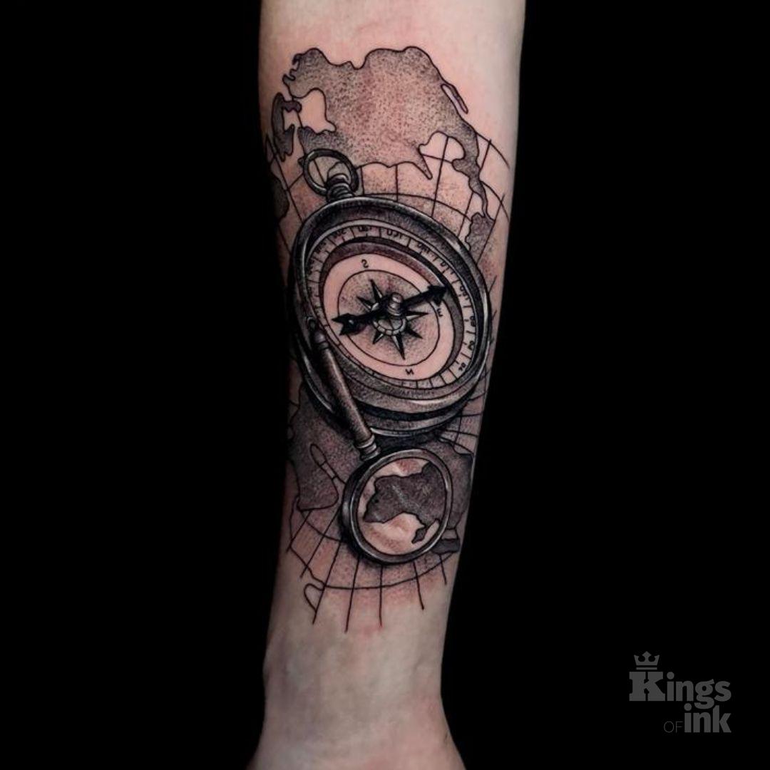 Siatka geograficzna z kompasem i lupą.