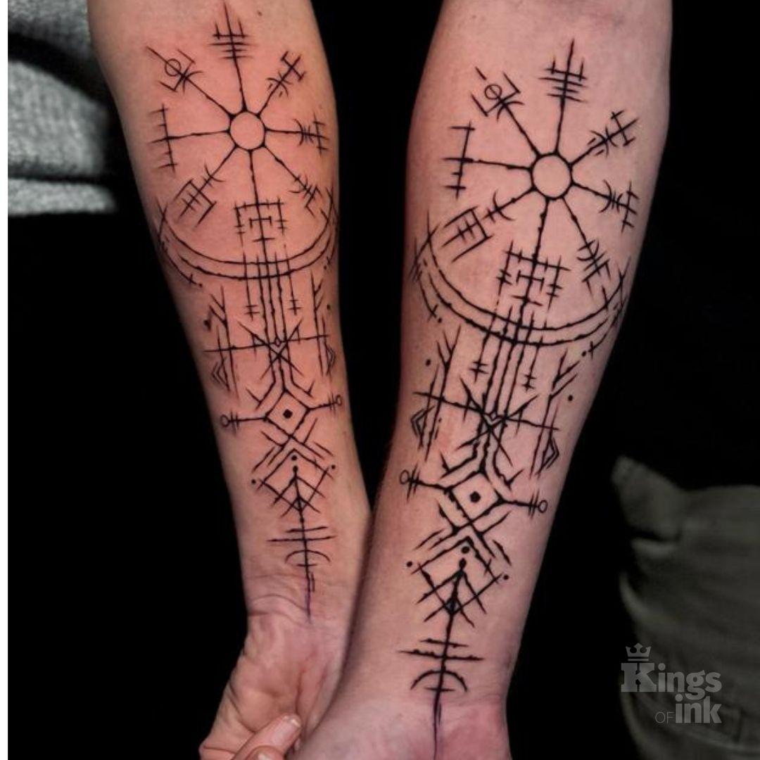 Dwa kompasy nordyckie.