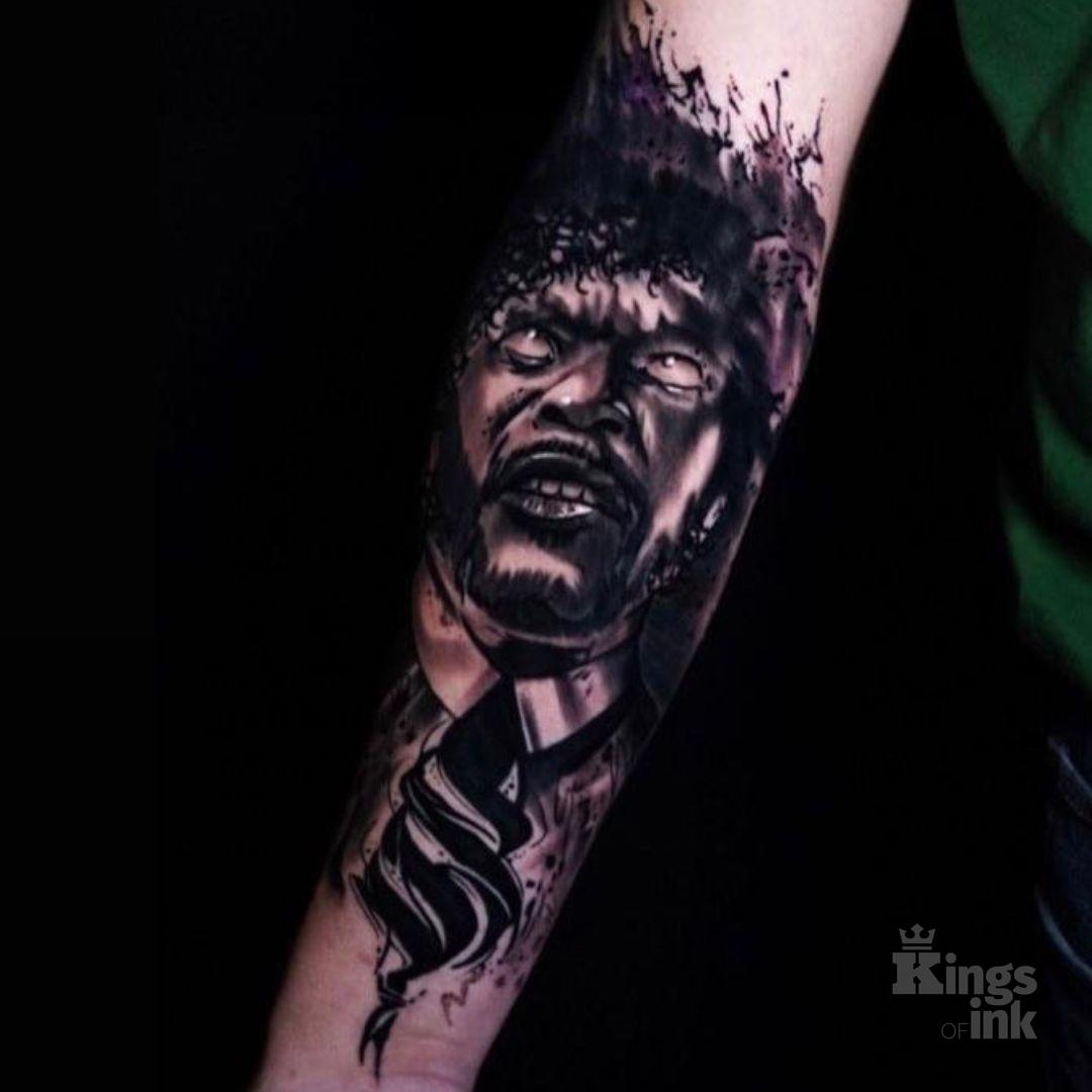 Mroczny mężczyzna patrzący w górę.