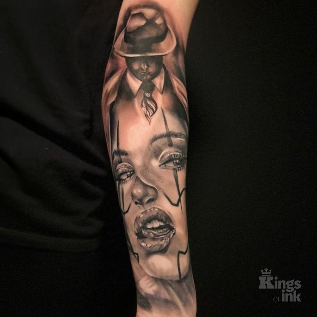 Twarz kobiety, nad nią mężczyzna w kapeluszu.