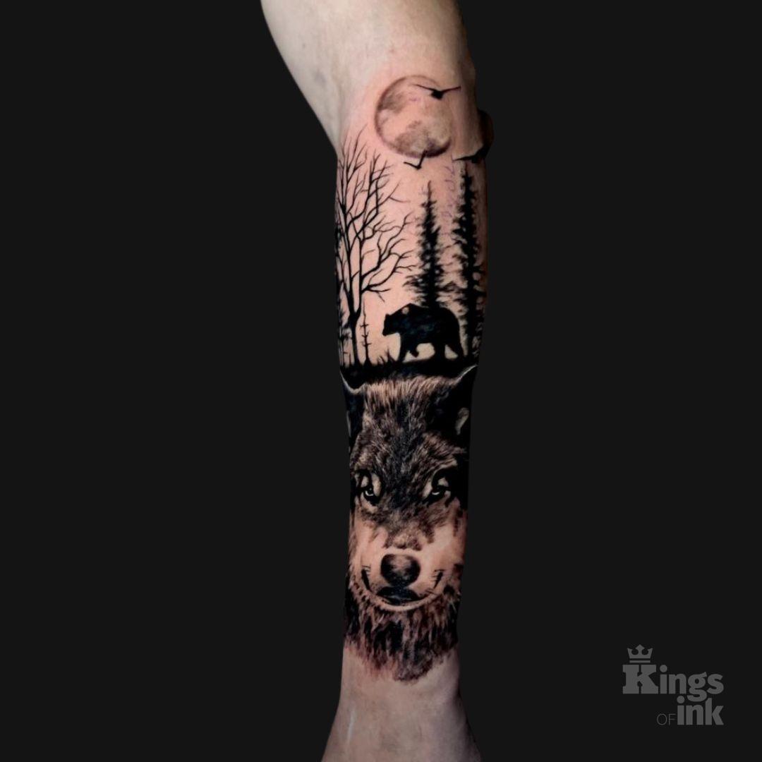 Wilk oraz niedźwiedź na tle lasu i pełni księżyca.