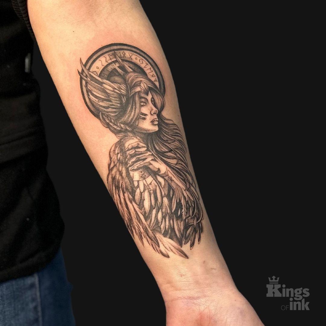 Kobieta wiking z hełmem ze skrzydłami.