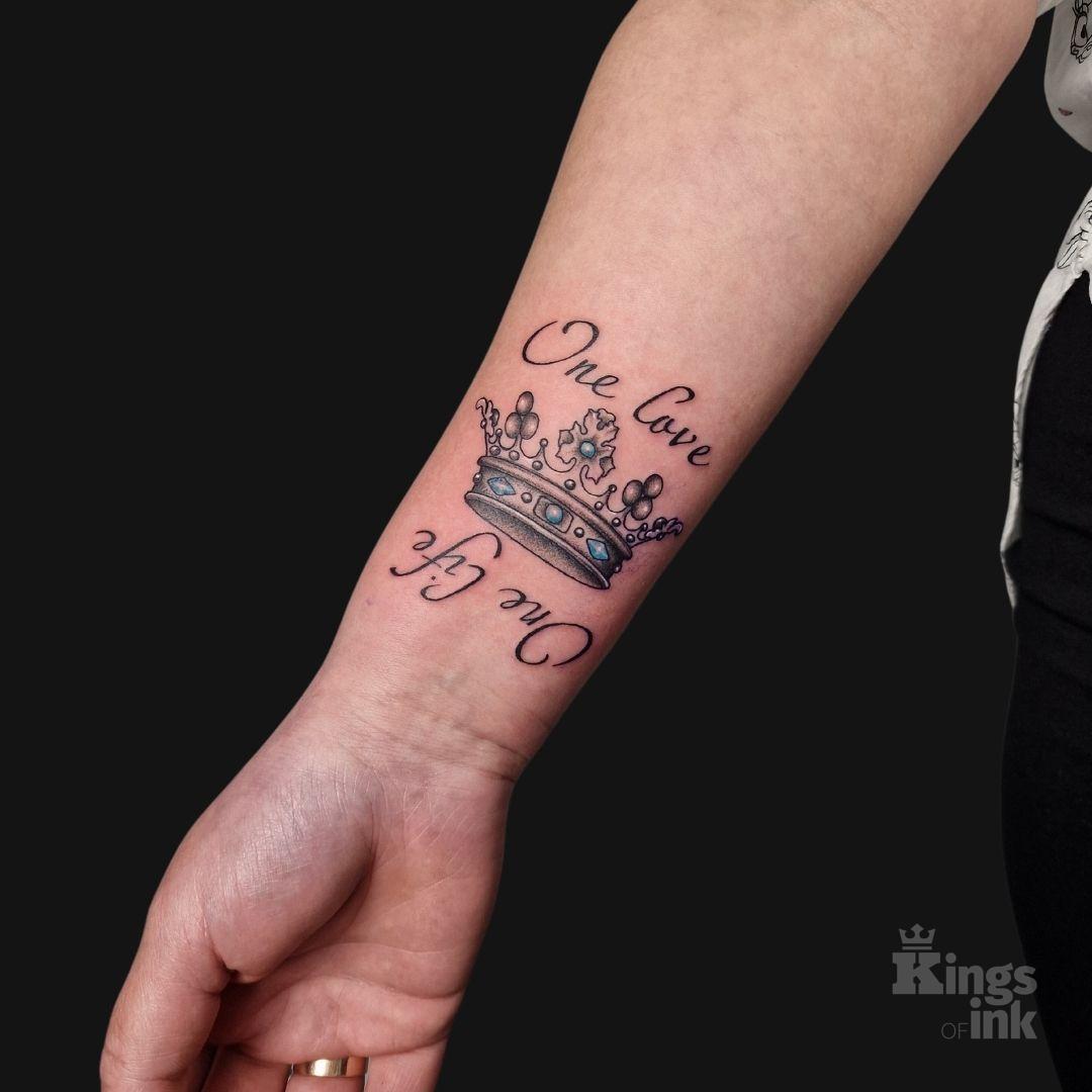 Korona z niebieskimi kryształami z napisami „One love" oraz „„One life".