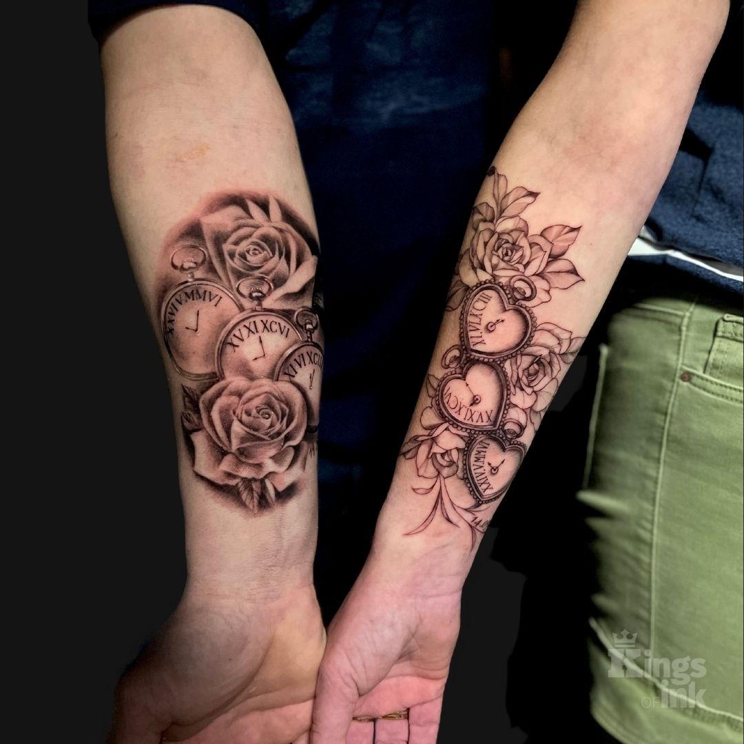 Na jednej ręce zegary z datami na tarczy, które otaczają kwiaty róży, na drugiej zegary w kształcie serca z datami w środku oraz róże.