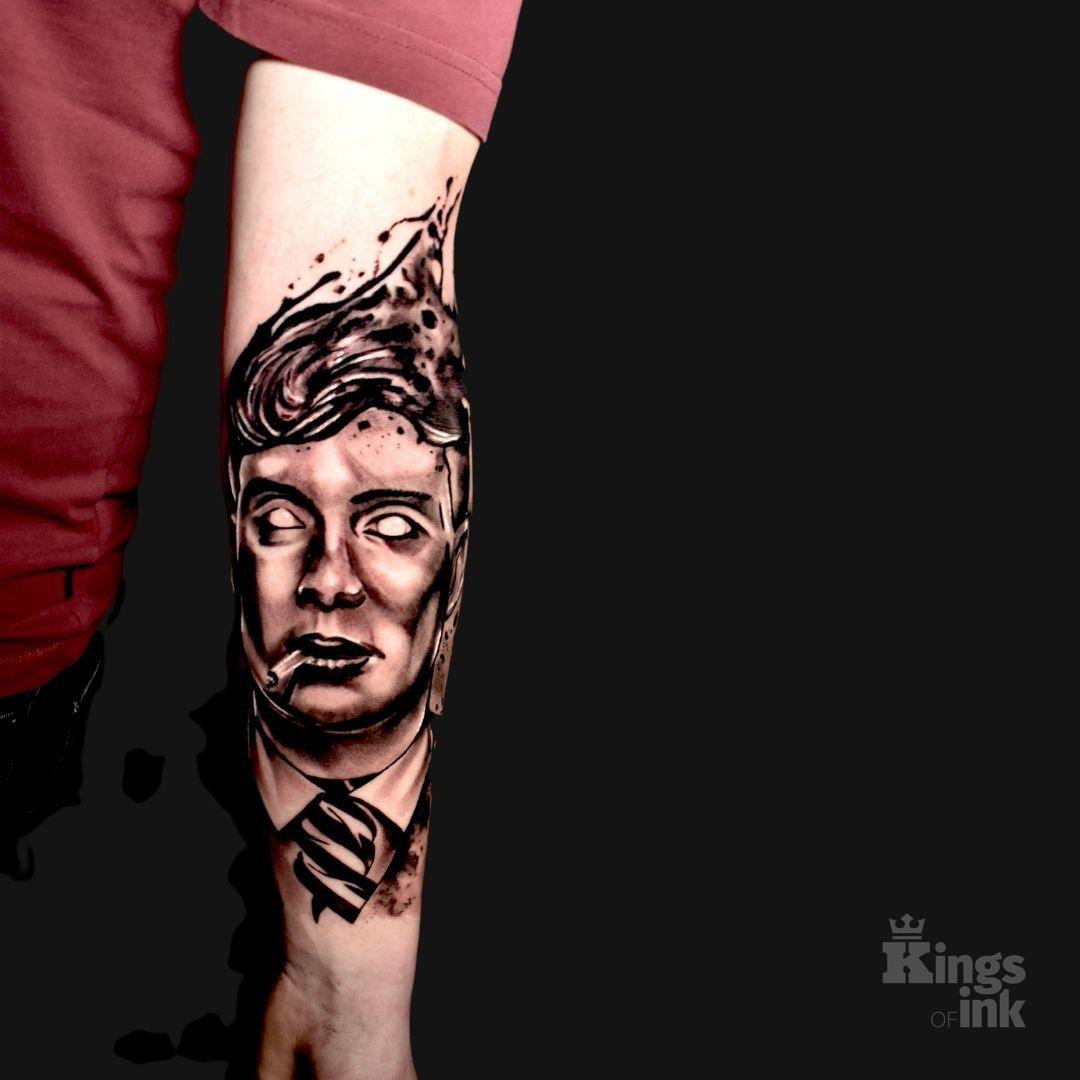 Mężczyzna z papierosem w ustach ubrany w garnitur.