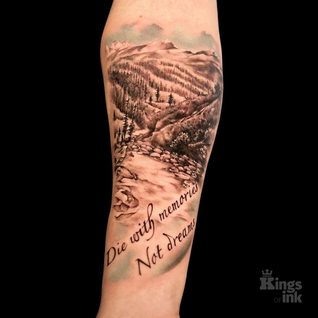 Strumyk oraz drzewa w górach.