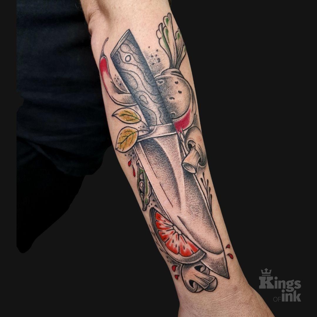 Nóż, wokół którego znajdują się produkty do gotowania.