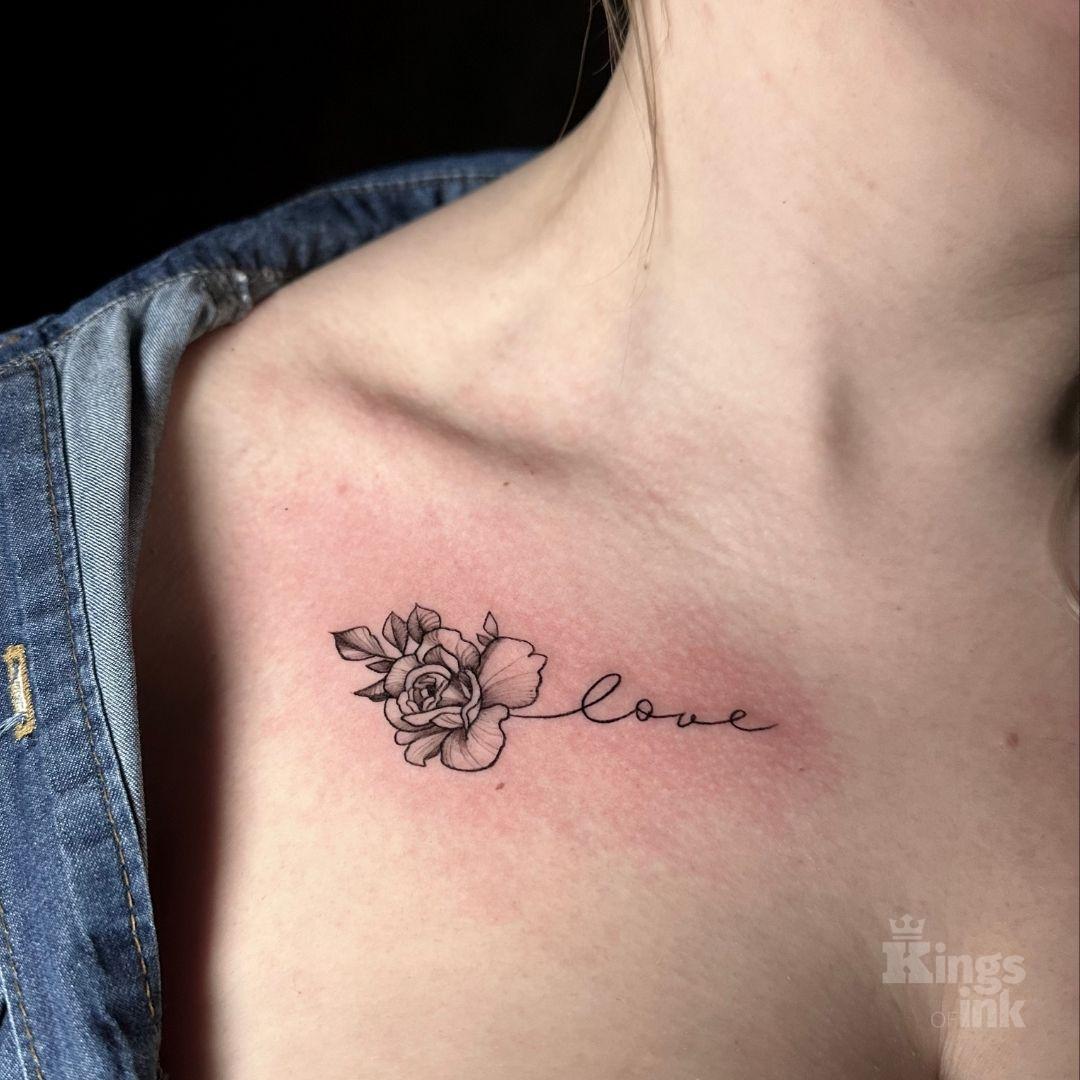 Kwiat róży z napisem „love".