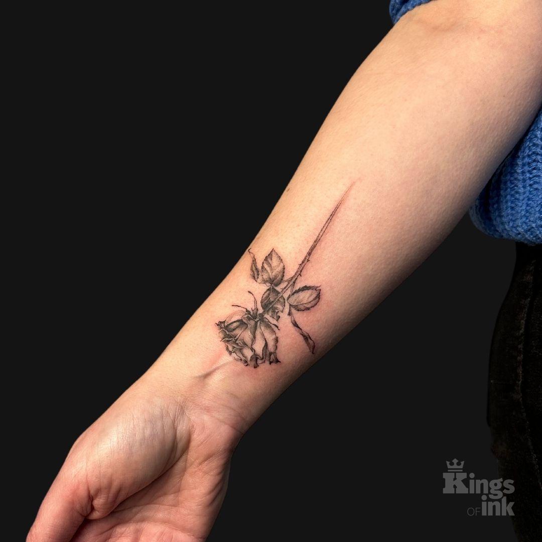 Róża skierowana kwiatem w dół.