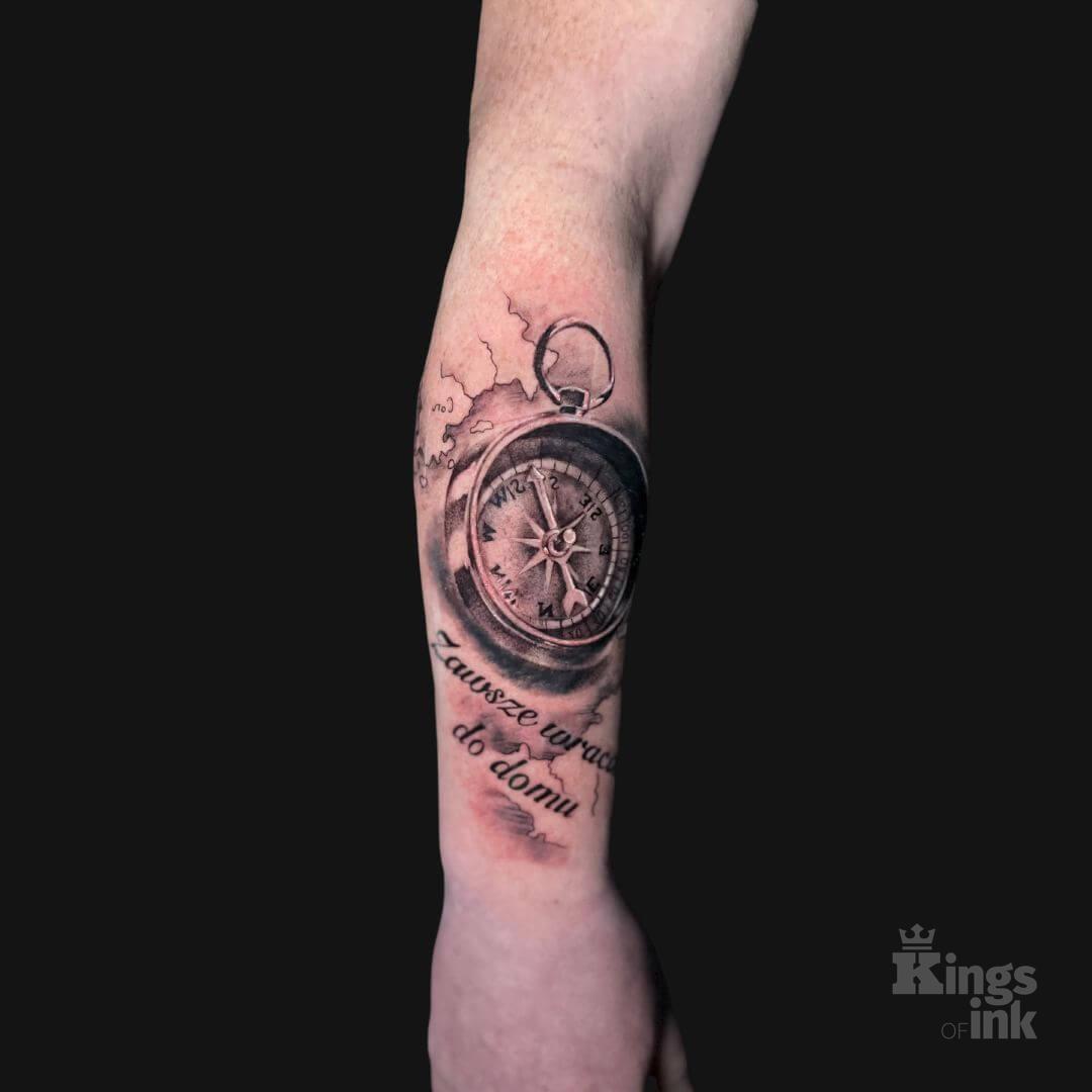 Kompas z mapą geograficzną oraz napisem.