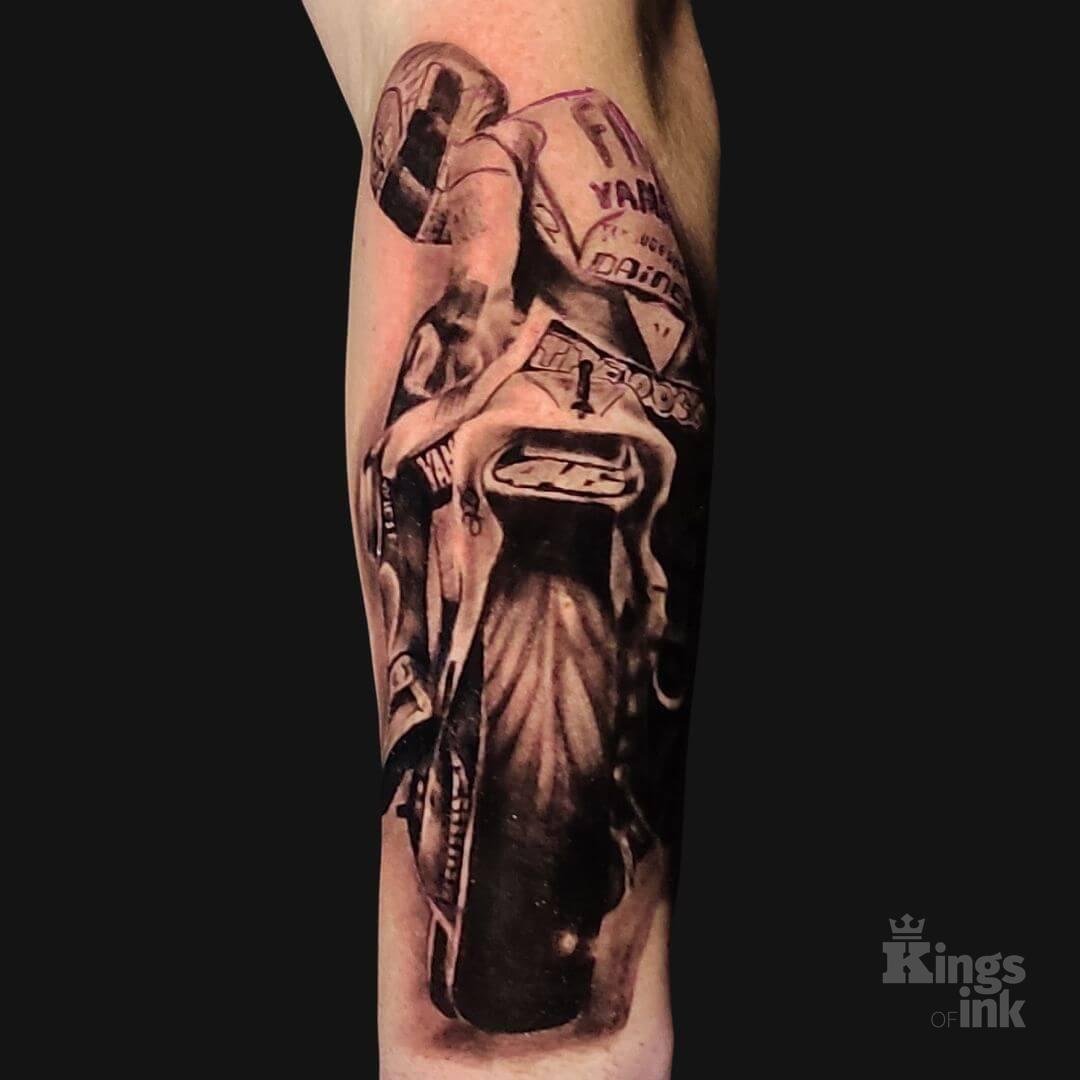 Motocyklista na motocyklu.