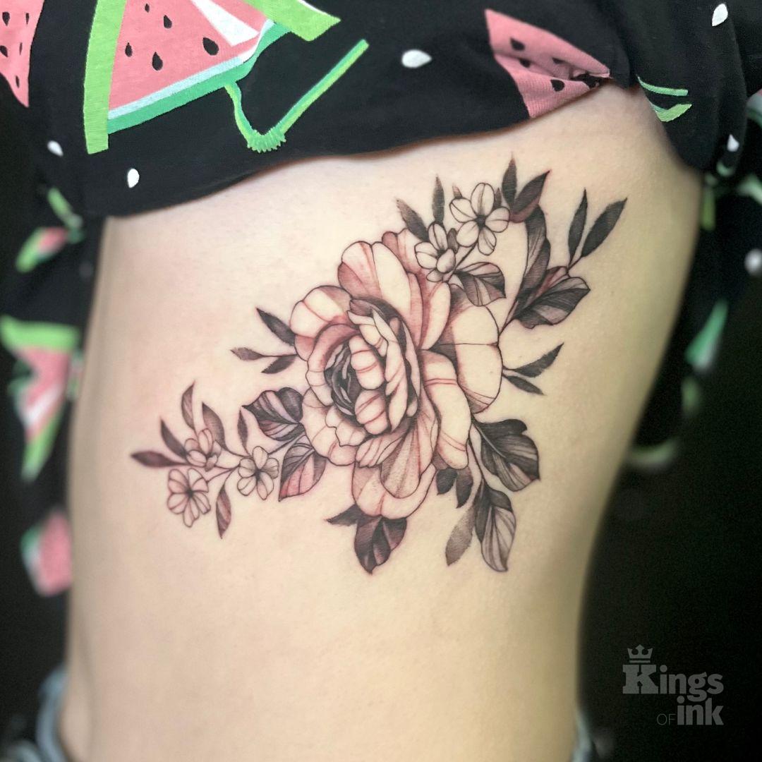 Kompozycja kwiatów z liścmi.