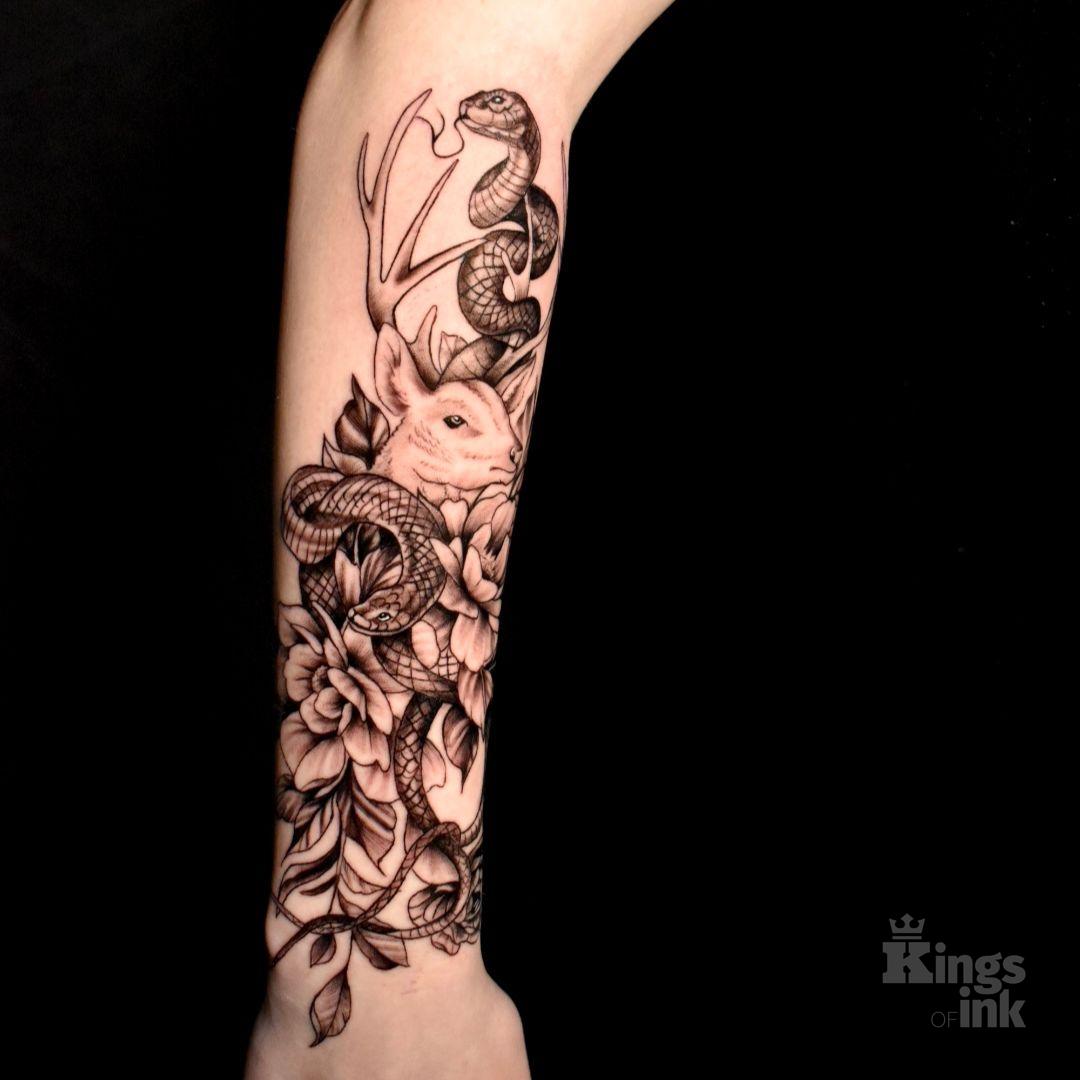 Kompozycja kwiatów z wężami.