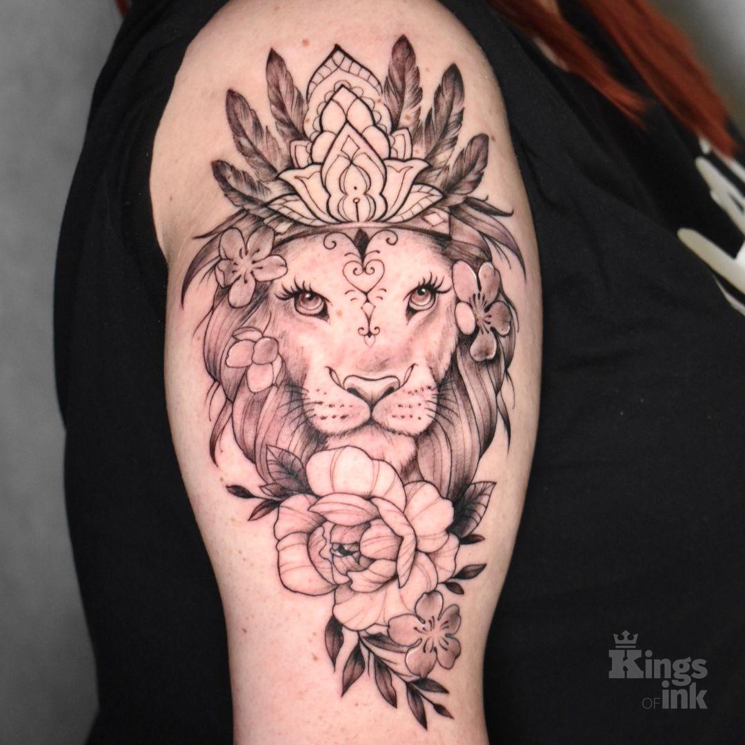 Lwica z koroną oraz kwiatami.