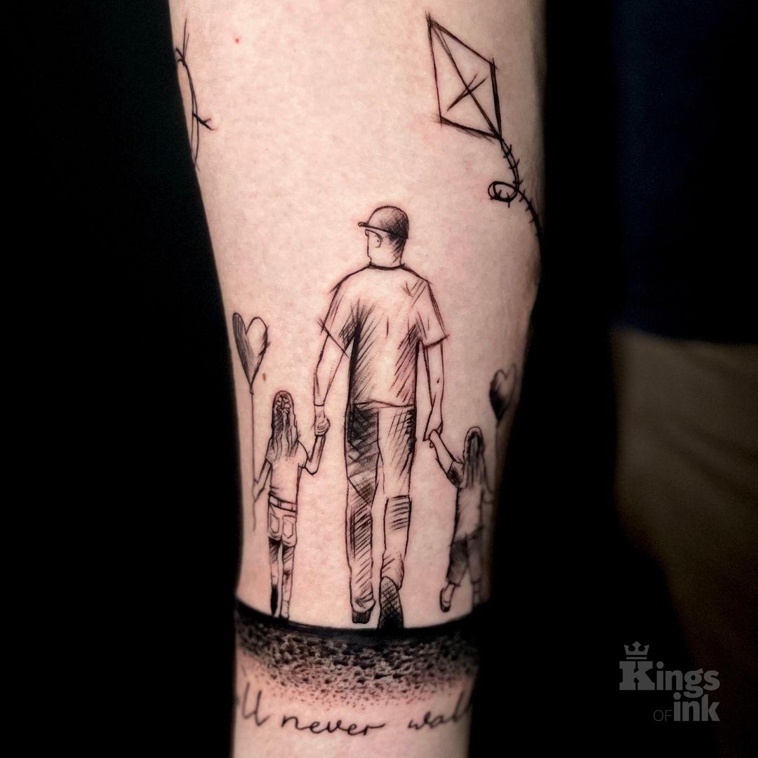 Mężczyzna trzymający dzieci za ręce.