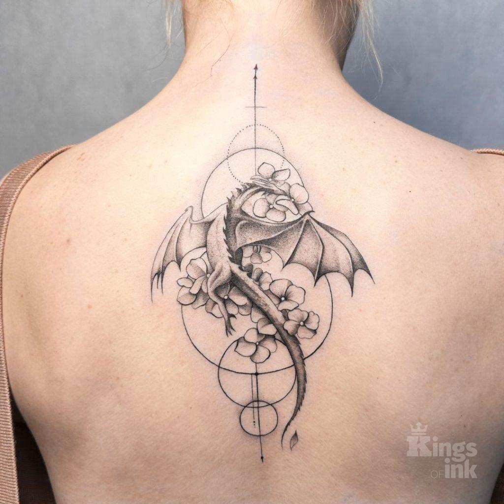 Smok z kwiatami w figurze geometrycznej.