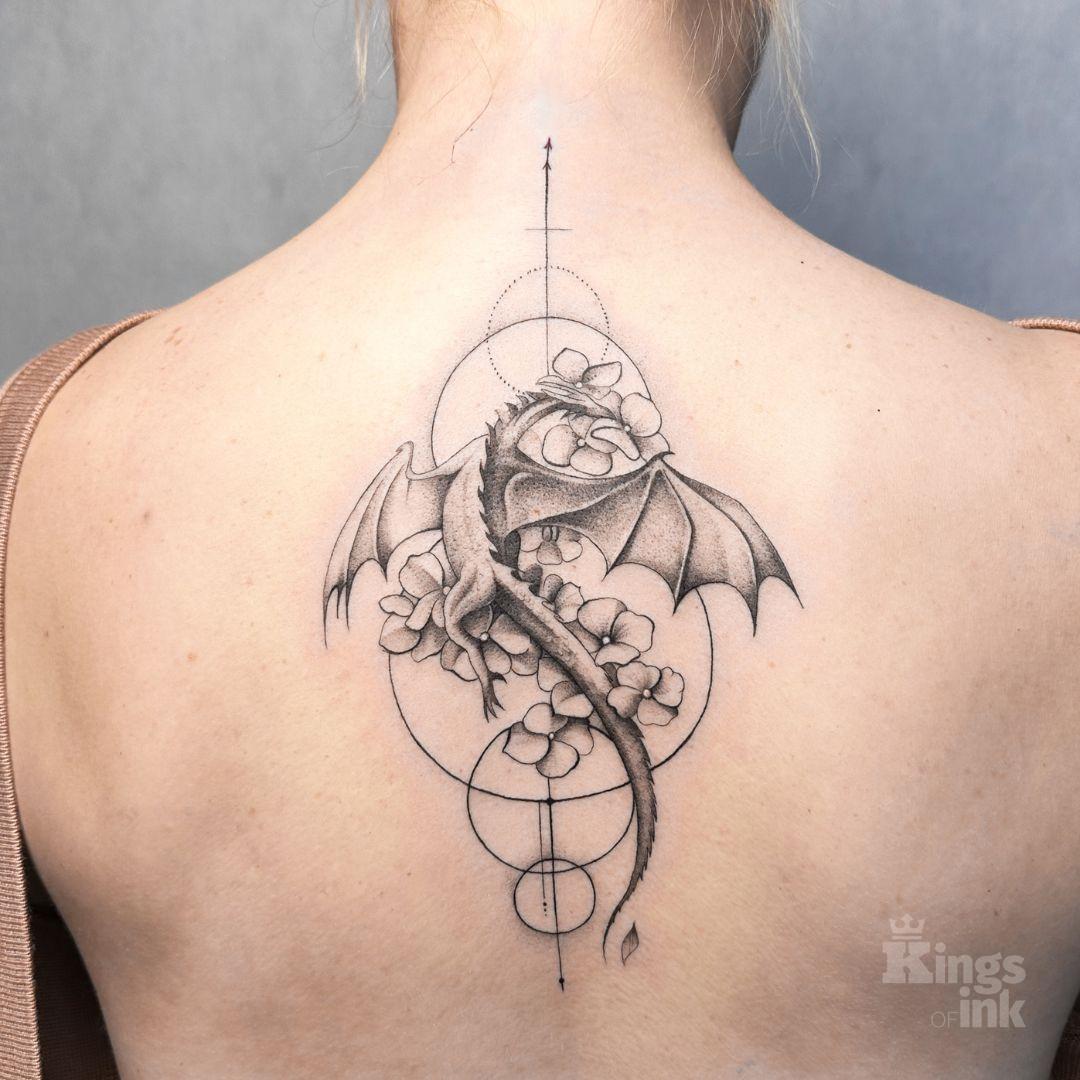 Smok z kwiatami w figurze geometrycznej.