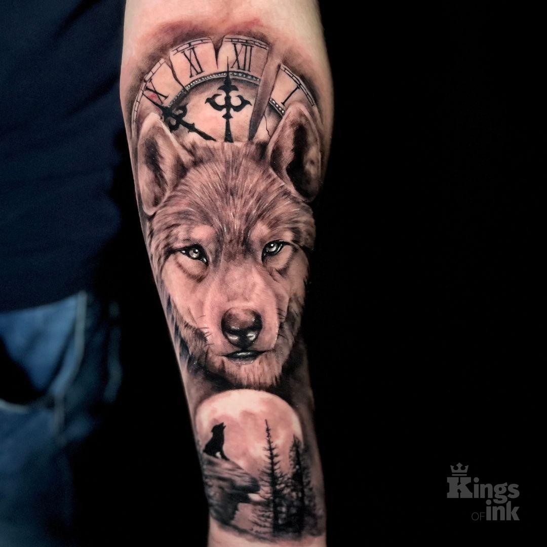 Wyjący wilk do księżyca, nad którym znajduje się wilk z kompasem.