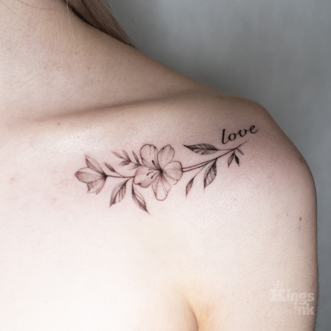 Kwiat z liśćmi z napisem miłość na końcu.