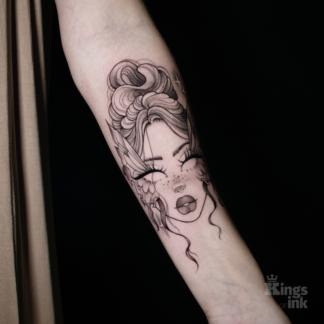 Kobieta z kokiem na głowie bez źrenic, z jej rzęs wyrastają skrzydła.