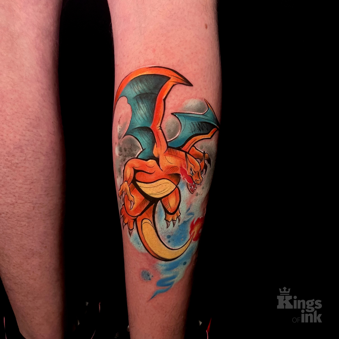 Pomarańczowy smok z niebieskimi skrzydłami, na jego ogonie jest ogień.