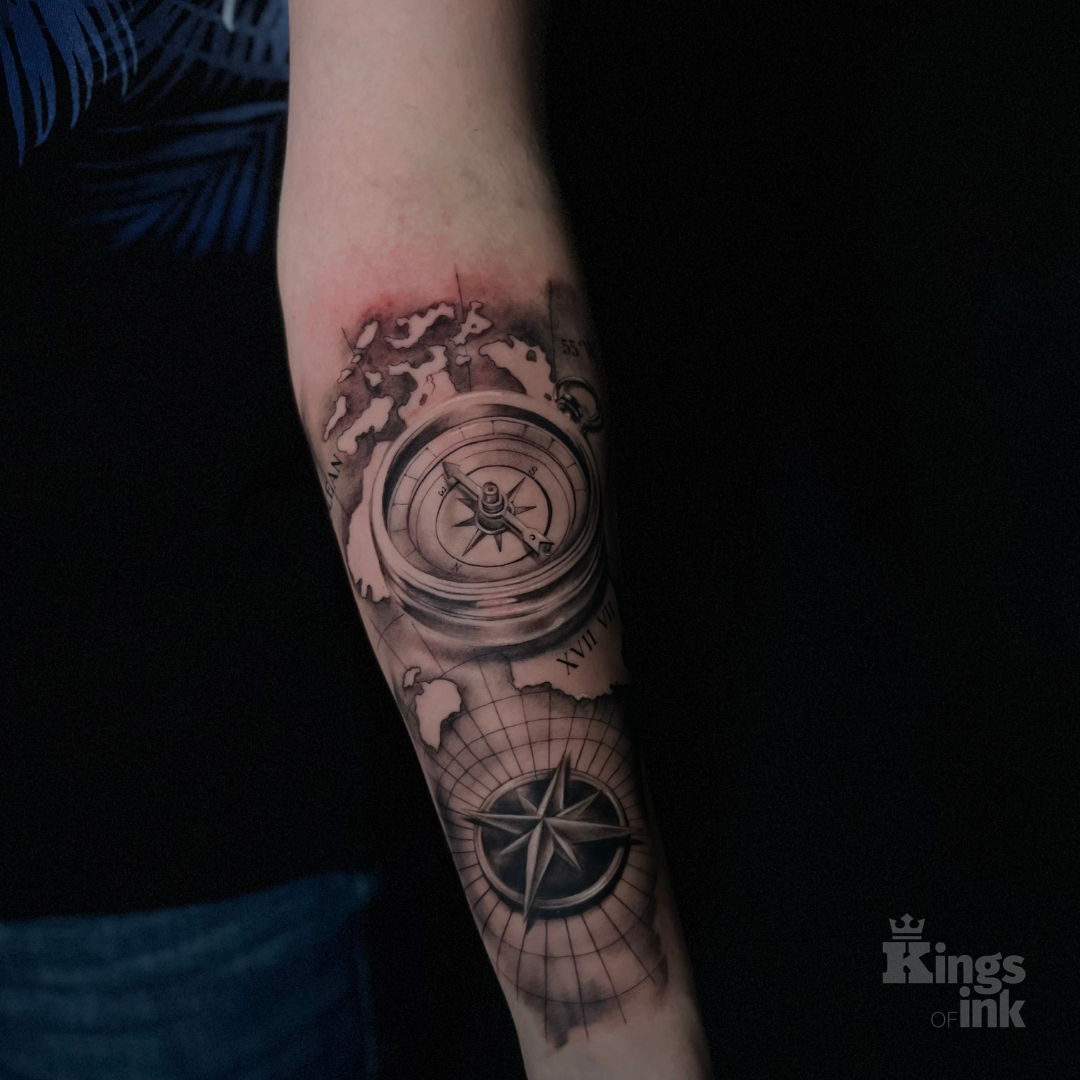 Dwa kompasy na tle siatki geograficznej.