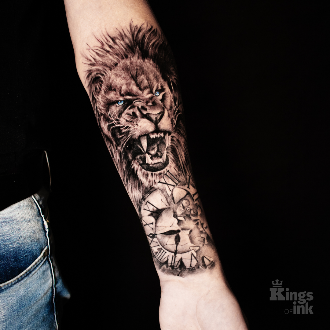 Agresywny lew z niebieskimi oczami, poniżej którego znajduj się rozbity zegar.