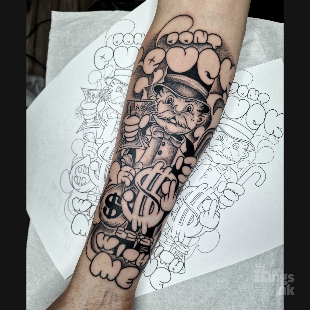 Starszy mężczyzna z wąsem, który trzyma w jednej ręce banknot, a w drugiej laskę. Wokół niego znajdują się dolary i worki pieniędzy.